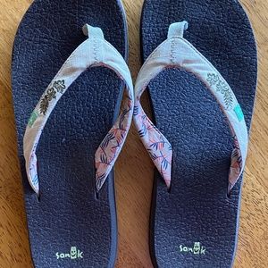 Sanuk yoga mat sandal flip flops tan cloth strap